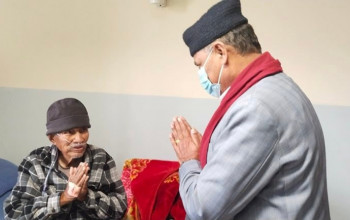 सत्यमोहन जोशीको स्वास्थ्य अवस्थाबारे जानकारी लिन अस्पताल पुगे स्वास्थ्यमन्त्री